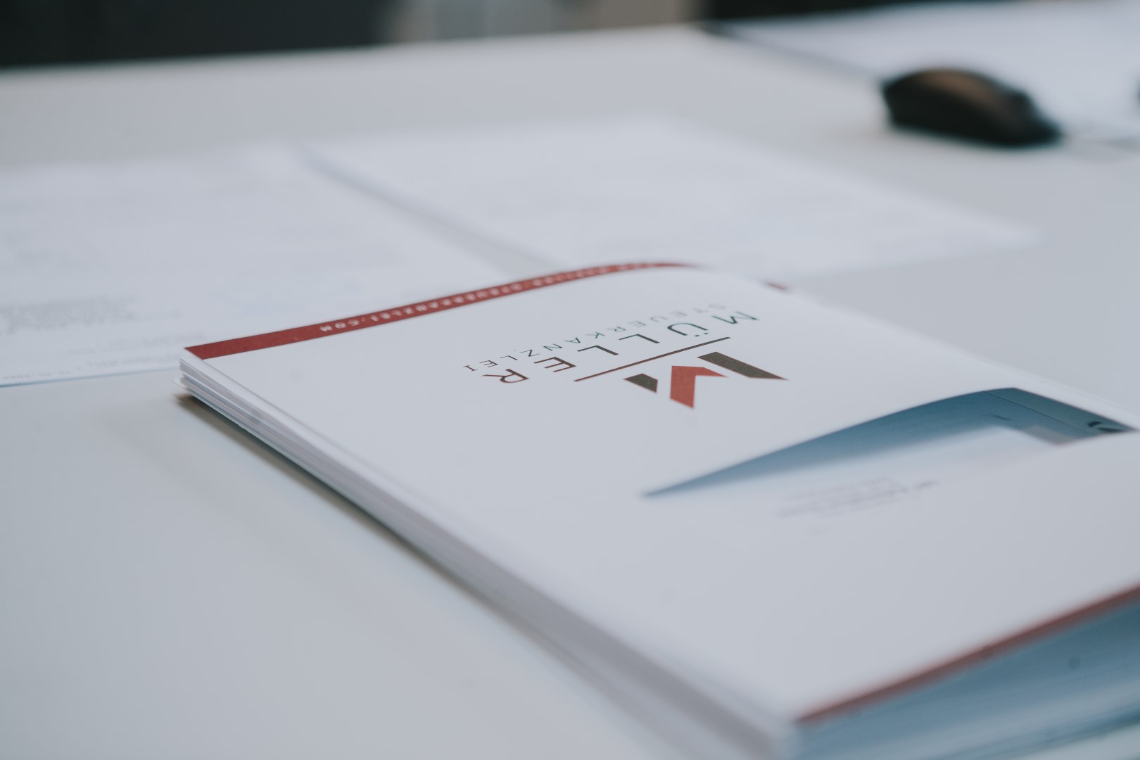 Taschenrechner auf Tisch